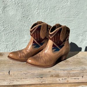 Pendleton x Ariat womens ankle blanket boots tan size 9
